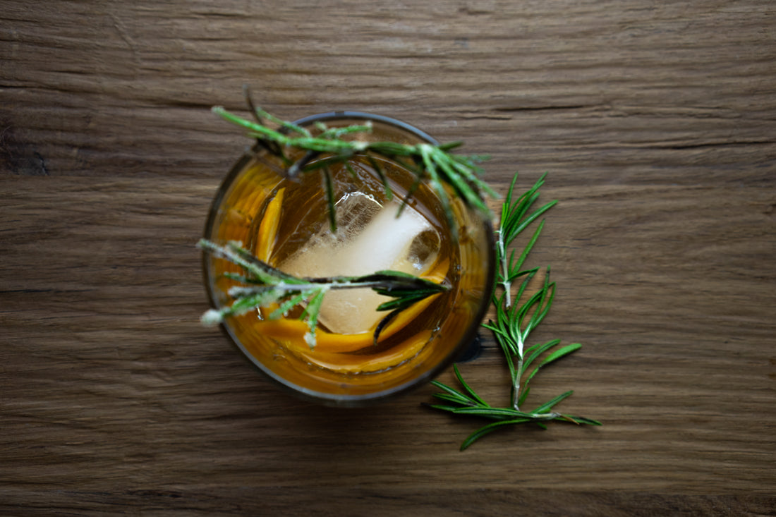Rosemary Honey Bourbon Cocktail mit Old Soggy Spiced Bourbon Vanilla Oak