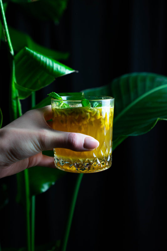 Passionfruit Bourbon Smash mit Old Soggy Spiced Bourbon Vanilla Oak | Spirit and Stuff